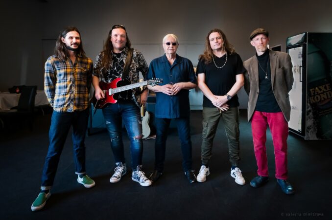 Purpendicular featuring Ian Paice of Deep Purple