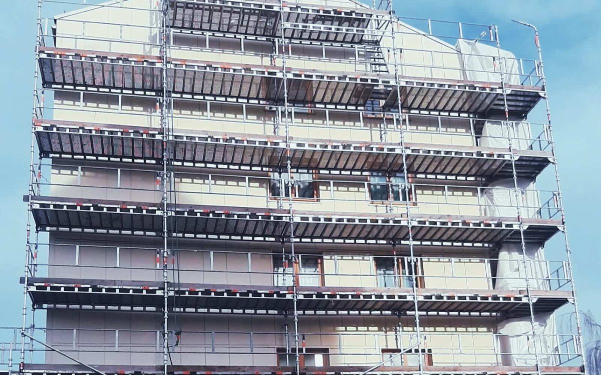 Profesjonelt stillas for rehabilitering av bygg i Innlandet