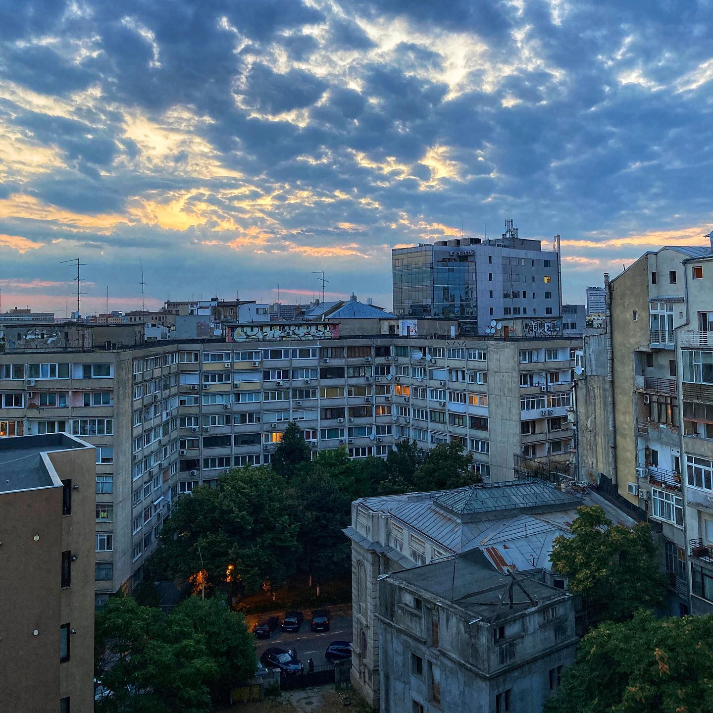 Aangekomen in Boekarest, de hoofdstad van Roemenië. Eerste indruk: prachtig, maar (soms) verwaarloost. Komende dagen de stad verkennen. 💡Heb je een ultieme tip? Kom maar door!