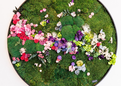 Moscirkel van metiez gemaakt door anja westerduin groene mossen met prachtige kleurrijke bloemen
