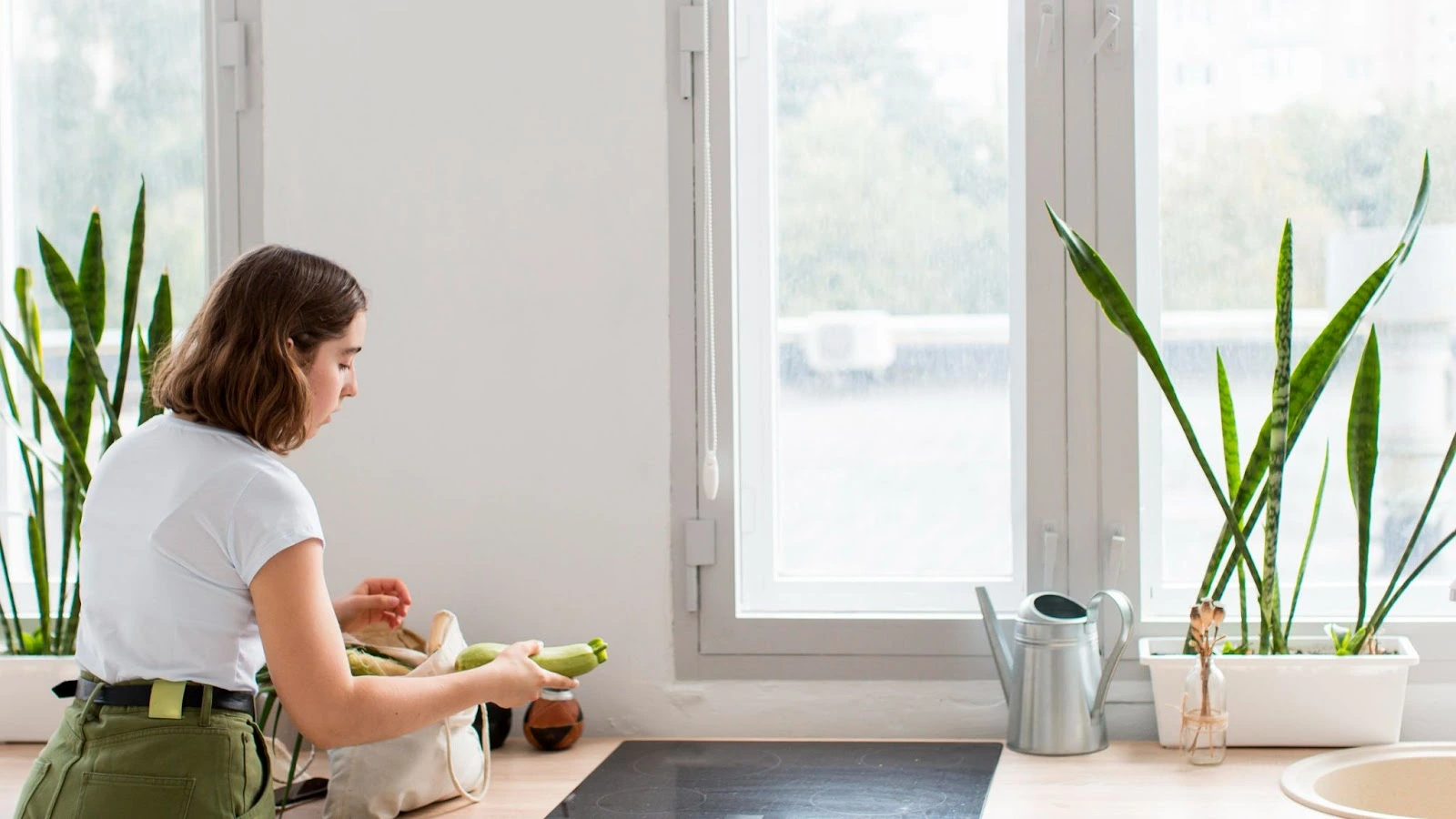 Alt-tekst: witte kunststof voordeur met glas en roedes, klimop langs het kozijn
