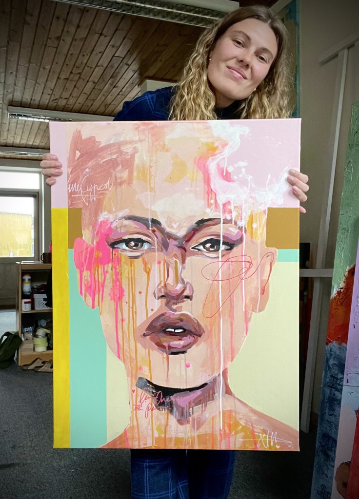 Mette holder maleriet "Esther"