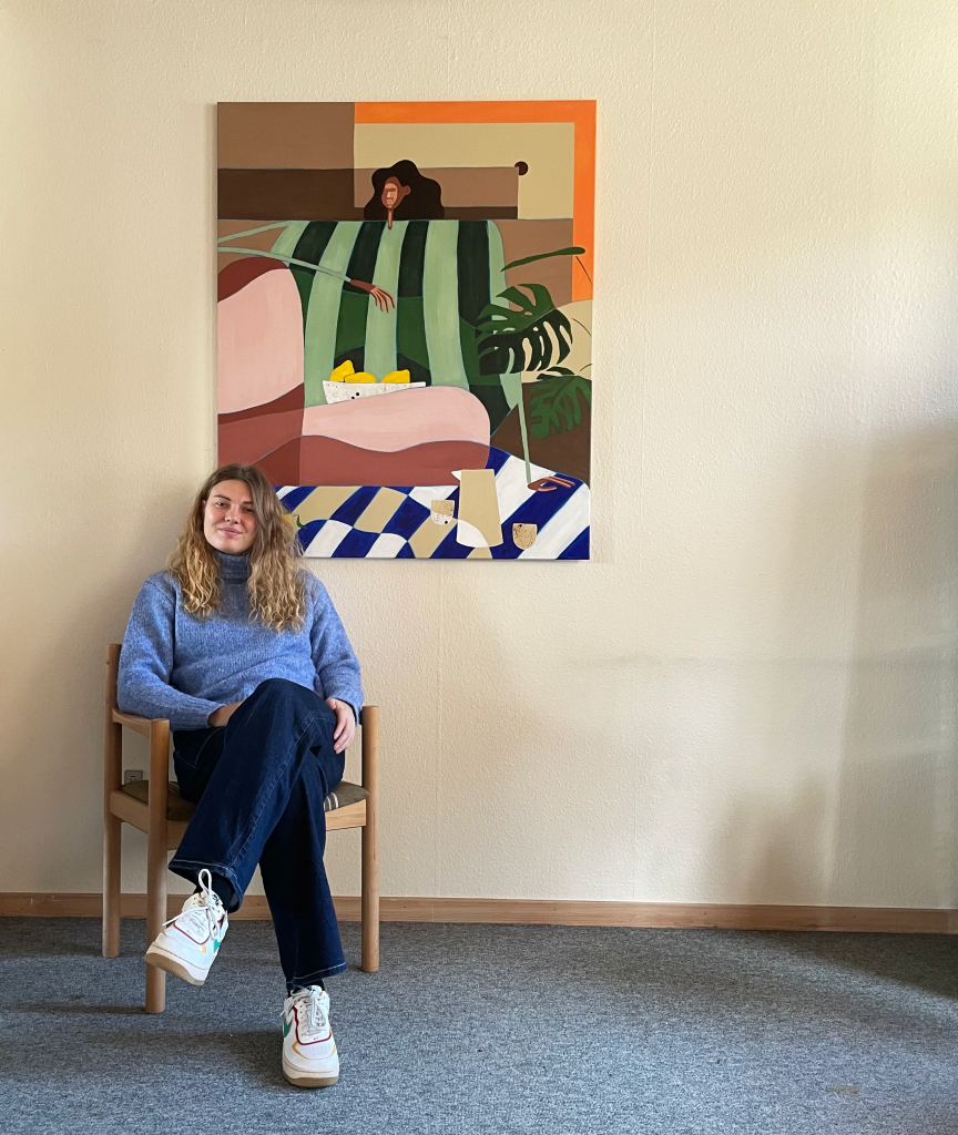 Maleriet "Citroner" og Mette siddende på en stol foran
