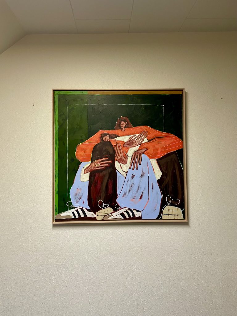 Fuldt maleri af "Et sikkert sted" hængende på væg