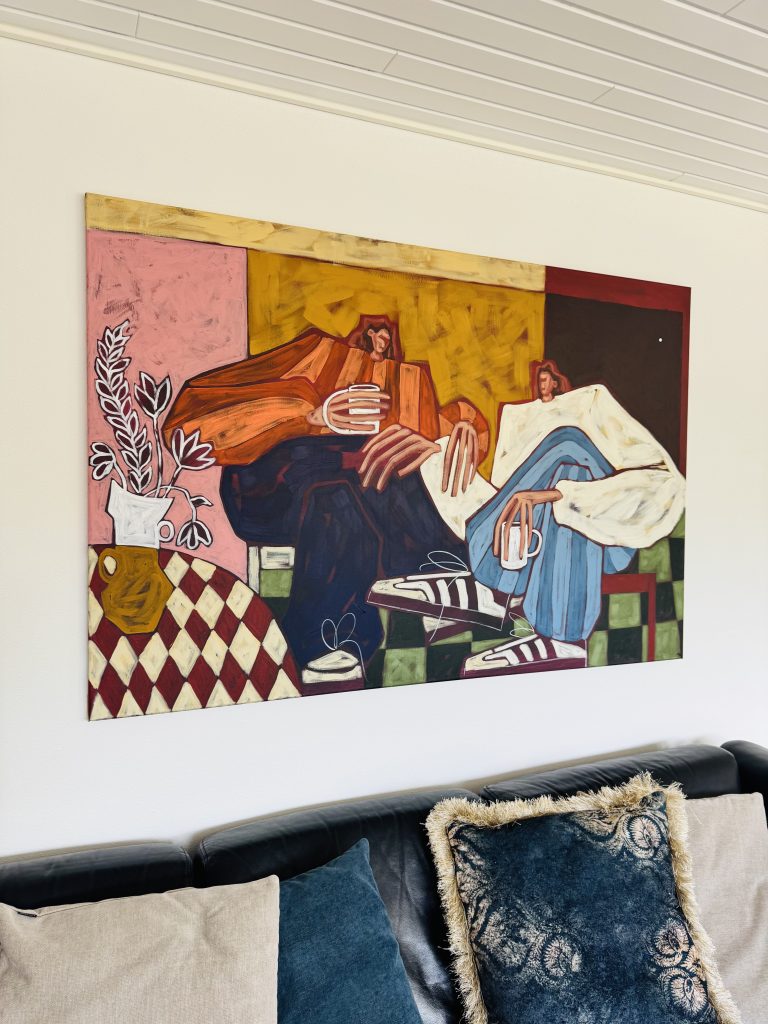 Maleri hængende på væg over sofa
