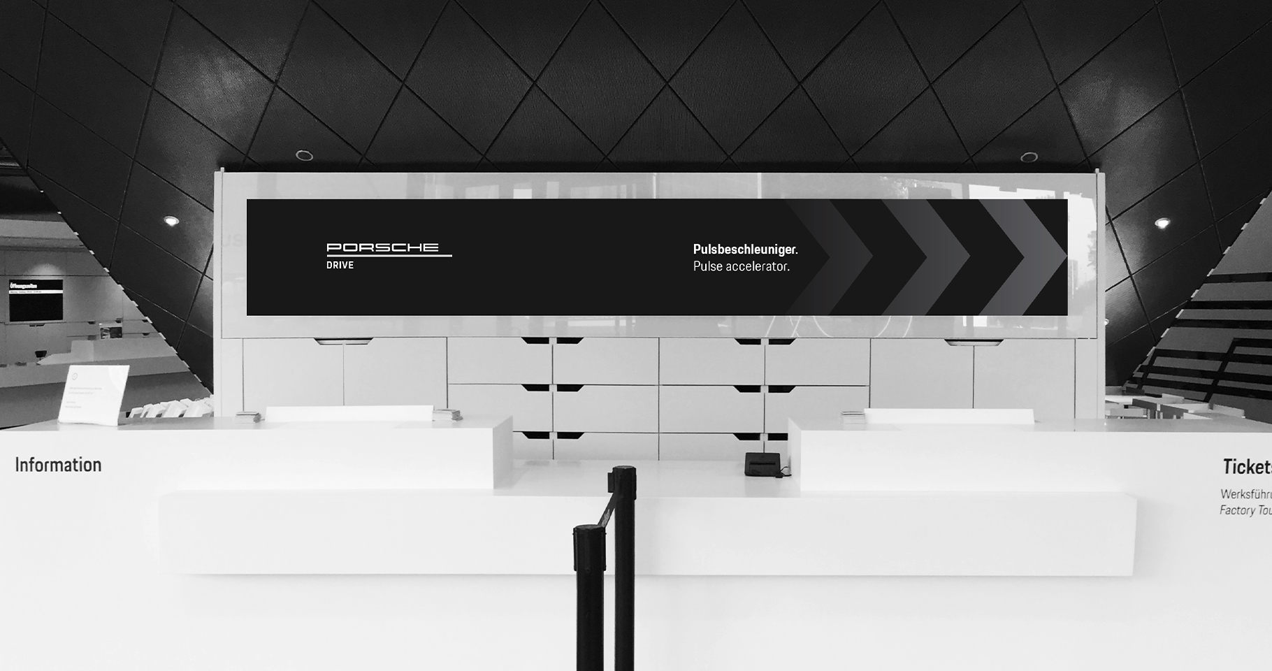 POS Branding und Leitsystem am Schalter, Print Design, Signage, Rebranding