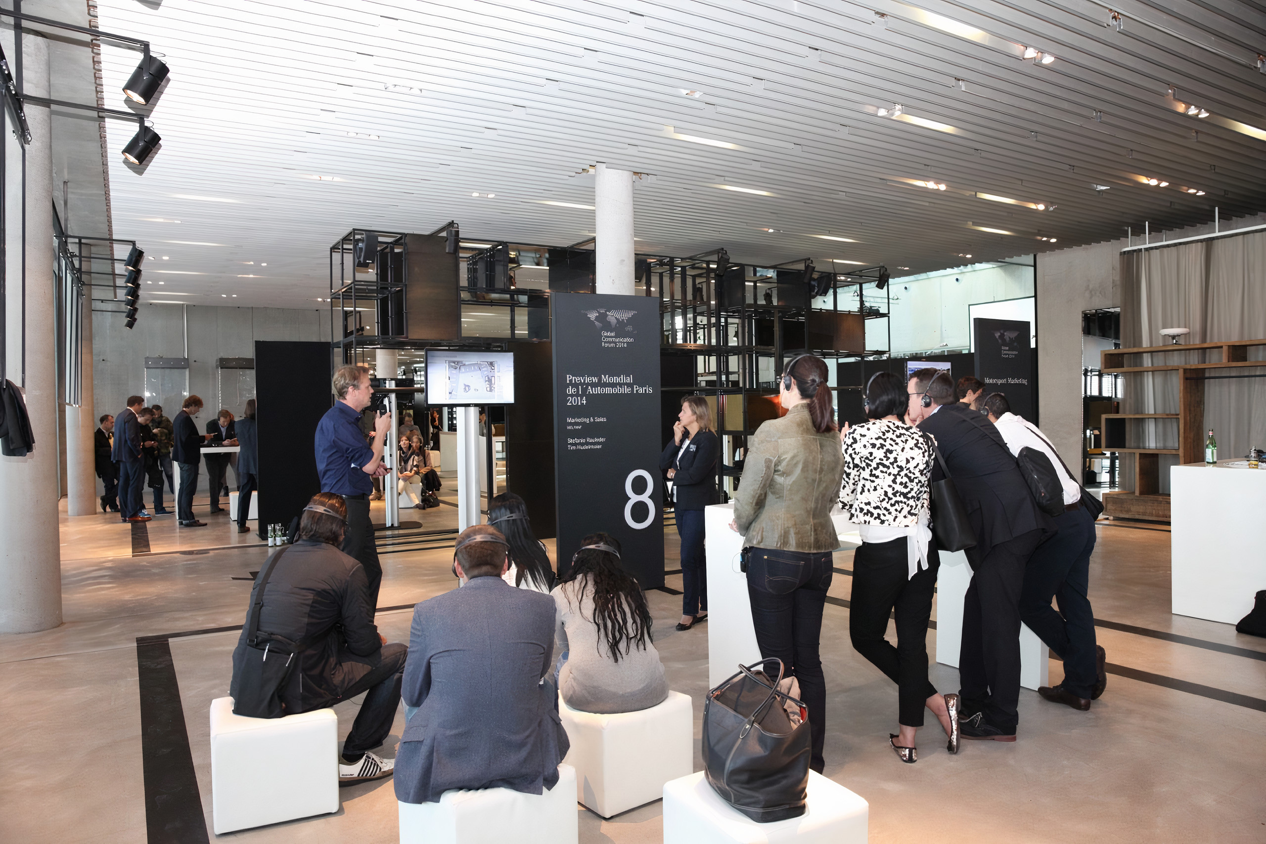 Präsentationsfläche mit Stele und Leitsystem beim Daimler Global Communication Forum 2014, Corporate Design, Event Design