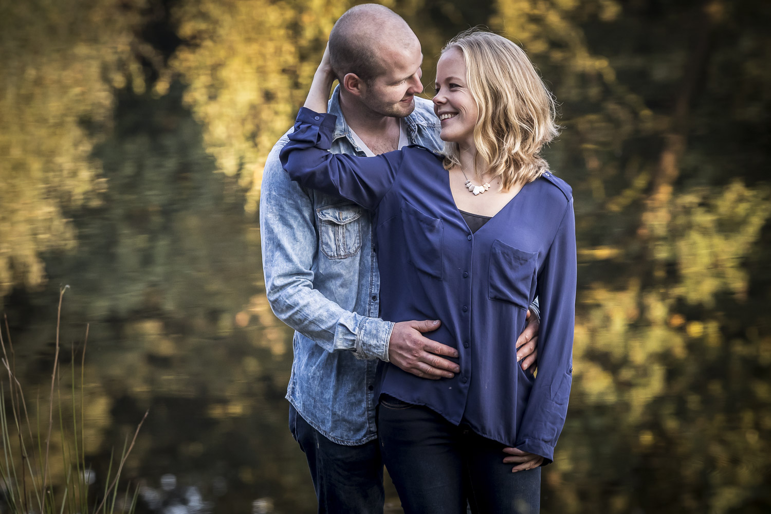 Love Fotoshoot in Nijmegen met liefdevolle foto's in het bos in de Hatersevennen