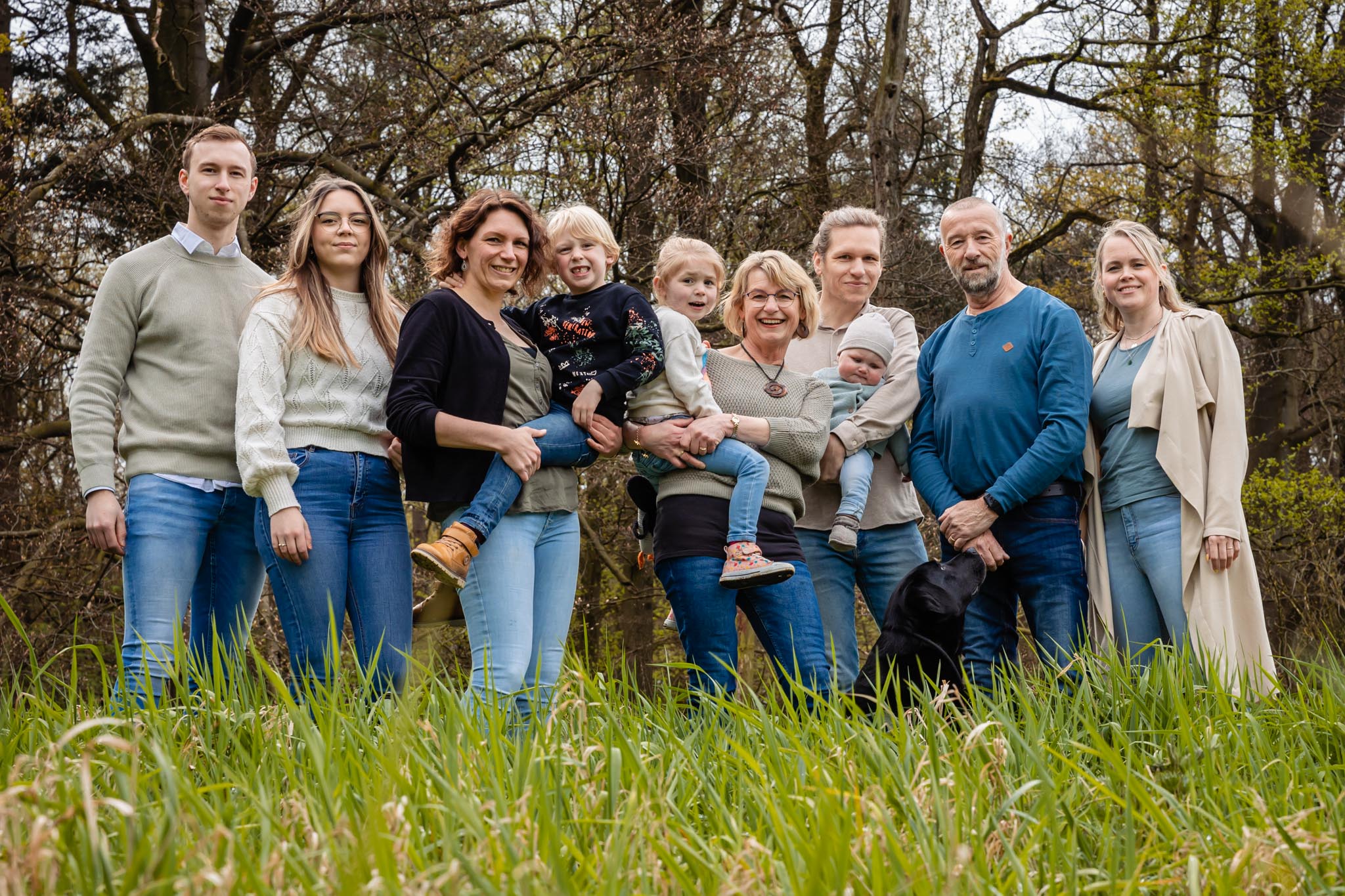 Familie-gezin-fotoshoot-doetinchem-kasteel-slangenburg-honden-foto-fotograaf-achterhoek