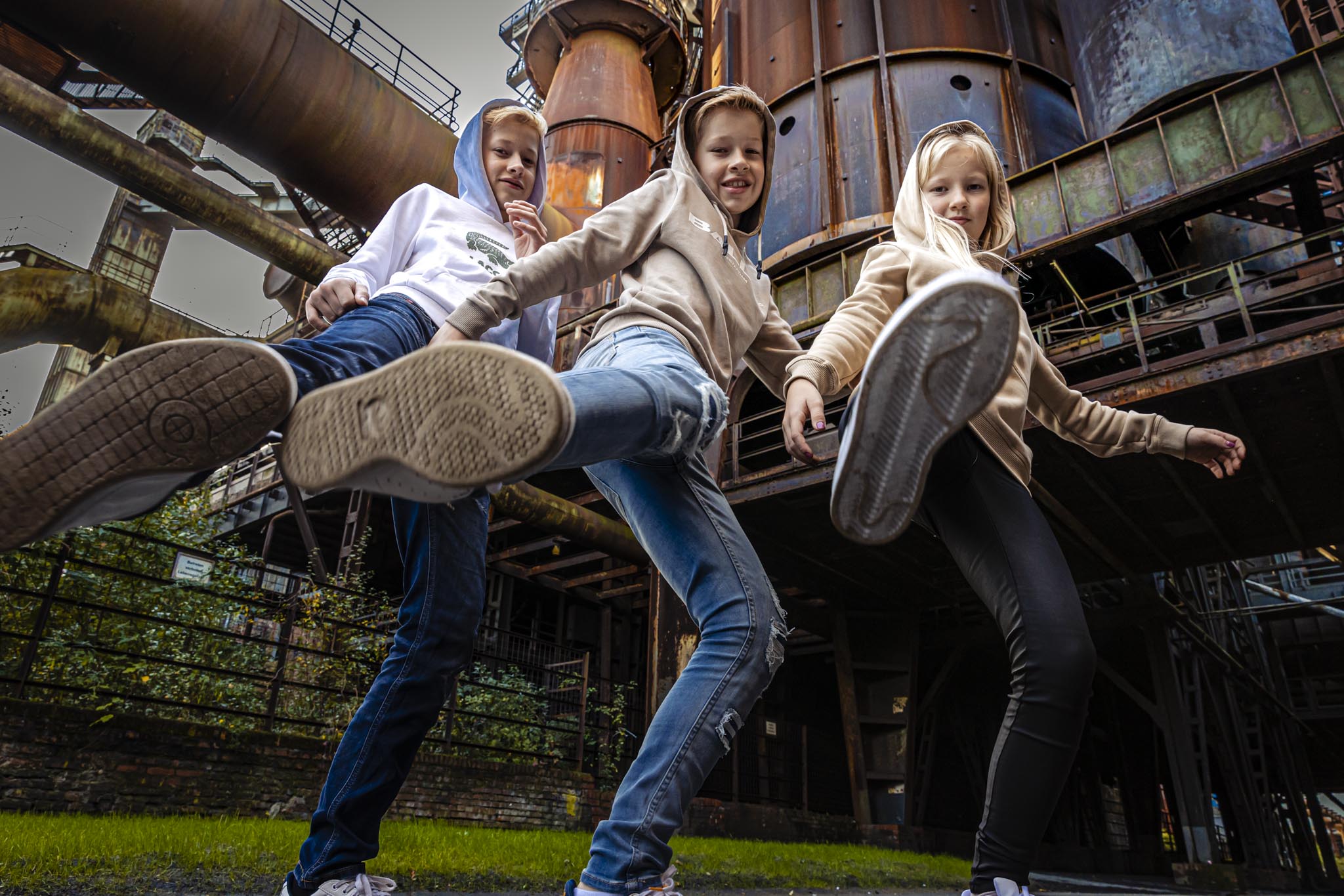 Fotoshoot van gezin een leuk gezin bij Landschaftspark Duisburg in Duitsland Fotograaf Doetinchem