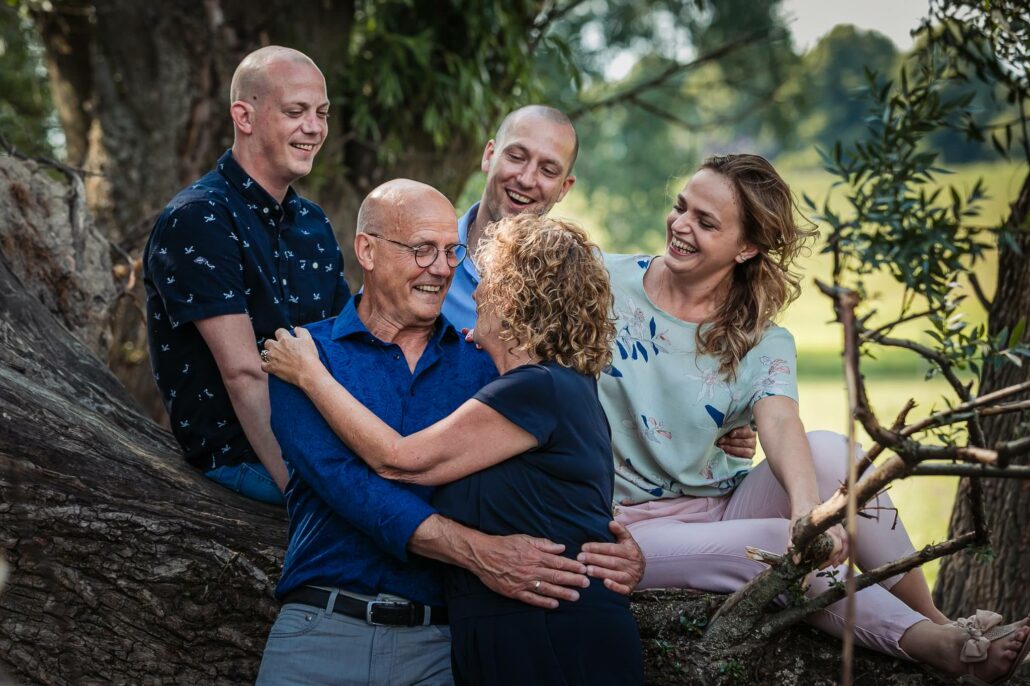 Liefdevolle familie fotoshoot bij de Uiterwaard in Loo bij Zevenaar met fotograaf Michael voor de familiefoto's