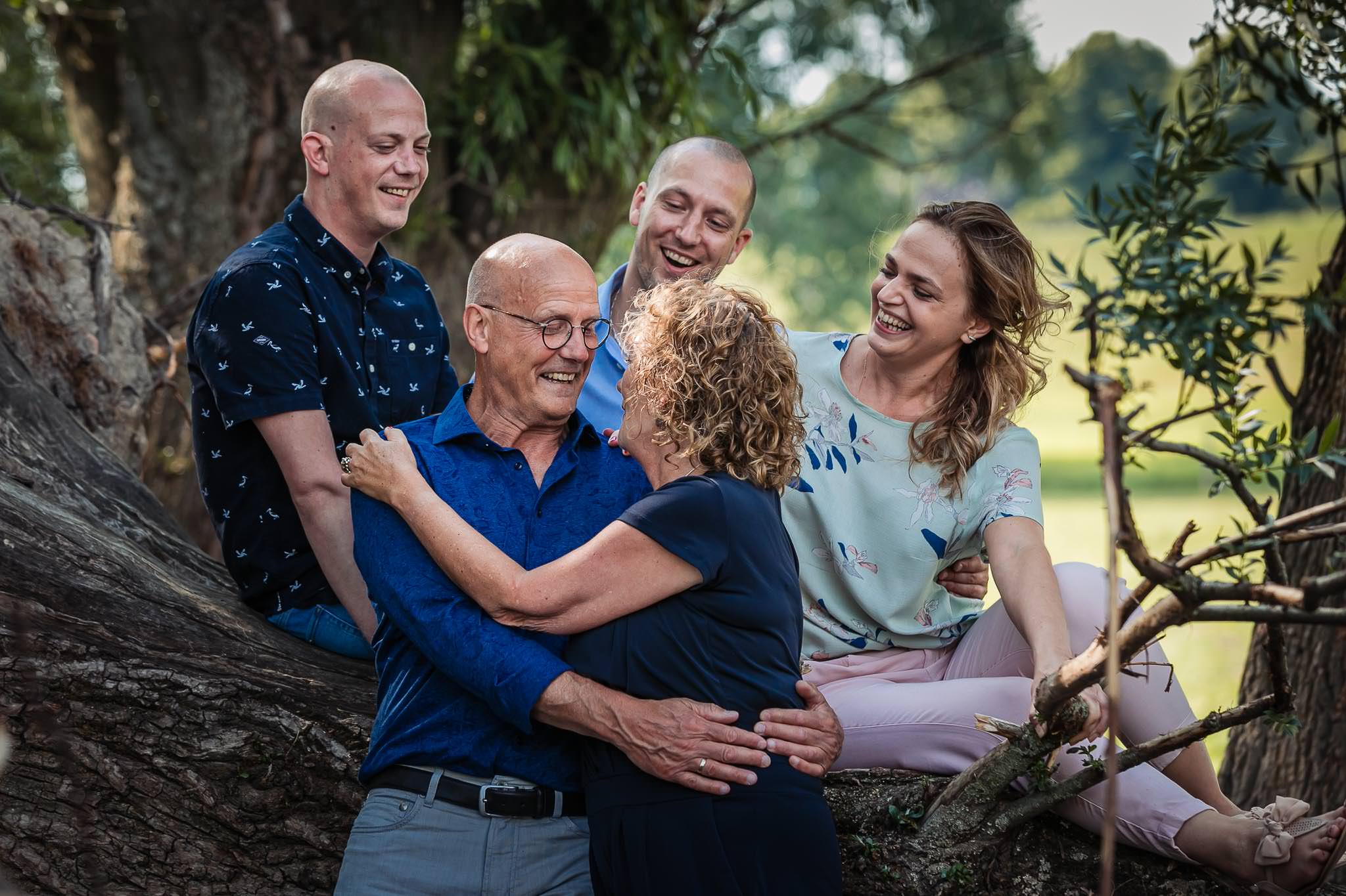 Liefdevolle familie fotoshoot bij de Uiterwaard in Loo bij Zevenaar met fotograaf Michael voor de familiefoto's