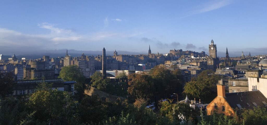 Una vista aérea de la ciudad de Edimburgo, de donde procede la receta de hoy de pollo a la miel.