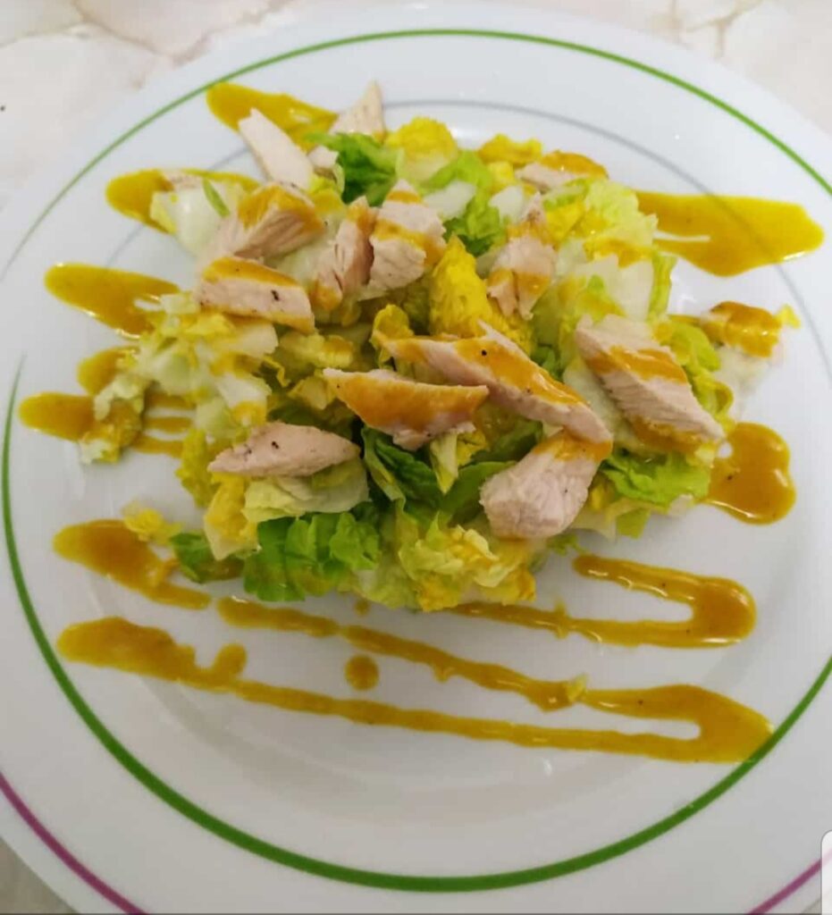 Ensalada de lechuga y pollo con miel el purche sierra nevada.