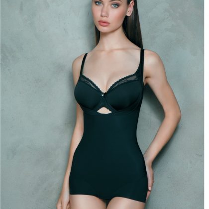 Streef naar moeiteloze elegantie met onze MILENKA zwarte Revolutional Slim shaping bodysuit met open borst en broekje, doordrenkt met kalmerende Aloë Vera. Deze shaping bodysuit is ontworpen om je figuur te vormen en te ondersteunen, terwijl het open borstontwerp de mogelijkheid biedt om je eigen bh te dragen. De Revolutional Slim stof en het Aloë Vera-extract zorgen voor een luxueus gevoel op de huid. Kies voor comfort en zelfvertrouwen in elke outfit met deze zwarte shaping bodysuit van MILENKA