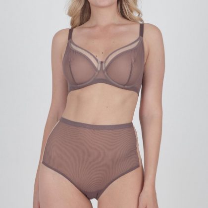 Lingeriestijl Creëer moeiteloze elegantie met onze nieuwste nude beugel bh uit de MILENKA Lingerie-collectie. Deze veelzijdige bh in zacht nude omhelst subtiel je natuurlijke tint, terwijl de beugelconstructie zorgt voor een comfortabele ondersteuning en een mooie vorm. Ervaar de perfecte combinatie van stijl en functionaliteit met deze beige beugel bh, ontworpen om discreet te zijn onder kleding en toch een vleugje tijdloze klasse toe te voegen aan je dagelijkse lingerieroutine.