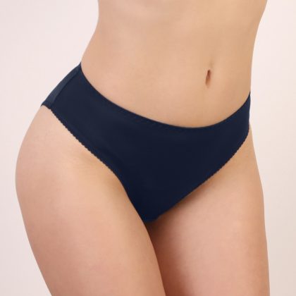 donkerblauwe slip - Geniet van naadloze comfort en gestroomlijnde vormen met onze nieuwste zwarte shaping onderbroek uit de MILENKA Lingerie-collectie. Deze naadloze onderbroek is ontworpen voor onzichtbaarheid onder kleding en biedt tegelijkertijd een subtiele shaping voor een vloeiend silhouet. Het diepzwarte ontwerp voegt een klassiek en veelzijdig element toe aan je ondergoedcollectie. Ervaar het ultieme comfort en zelfvertrouwen met deze zwarte shaping onderbroek van MILENKA, perfect voor dagelijks gebruik.