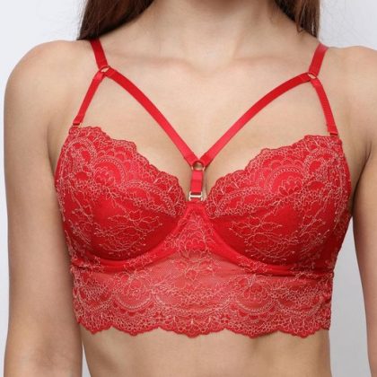 rode push-up BH - Omhul jezelf in weelderige elegantie met onze nieuwste rode bralette met gouden details uit de MILENKA Lingerie-collectie. Deze verleidelijke bralette combineert intens rood met subtiele gouden accenten, waardoor een chique en sensuele uitstraling ontstaat. Voel de vrijheid van beweging en ervaar het ultieme comfort met deze prachtige bralette, ontworpen om je natuurlijke schoonheid te omarmen. De gouden details voegen een vleugje luxe toe aan deze roodgetinte bralette, waardoor het een onmisbaar stuk wordt in je lingerielade. Ontdek vandaag nog de tijdloze allure van MILENKA Lingerie en straal in deze betoverende rode bralette met gouden details.