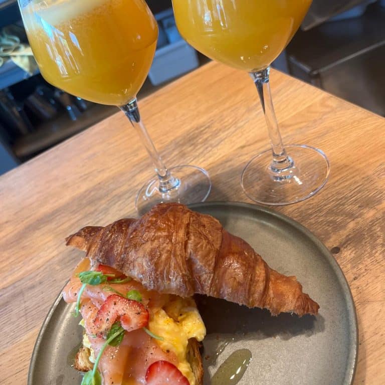 Croissant roerei & zalm