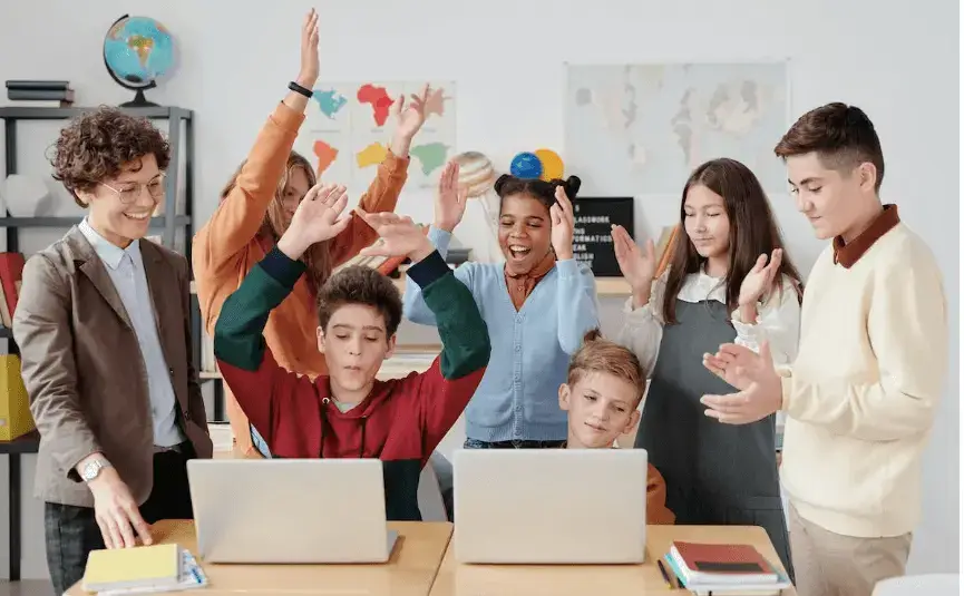 Schüler, die sich über ihre gute Noten in der Schule freuen.