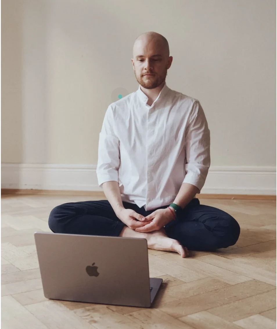 Neustart für Dennis: Ausbildung zum Meditationslehrer