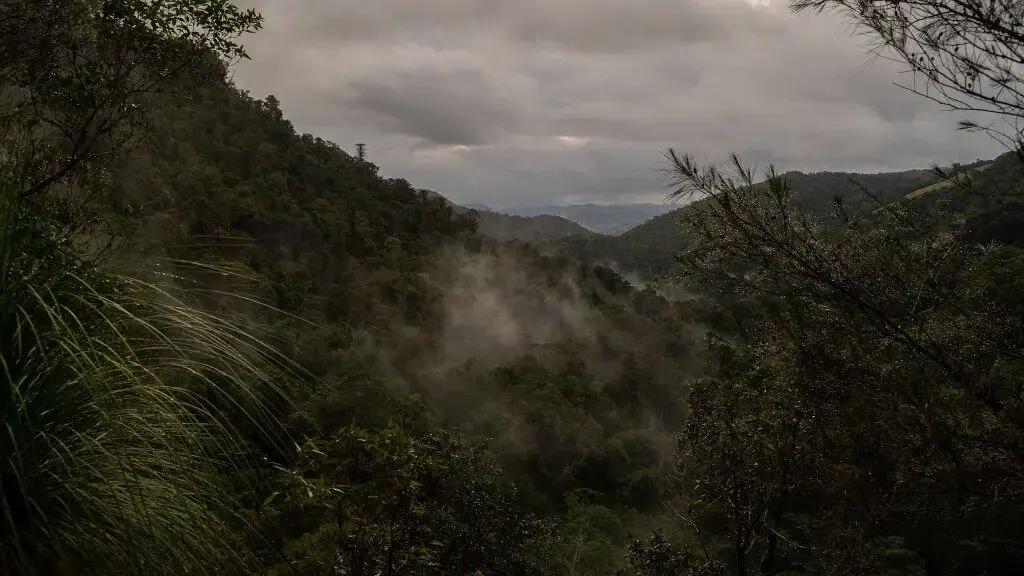 Ein regnerischer Tag in einem Gebirge für Vipassana Meditation in der Natur: mehr innere Kraft und stärkere Ruhe 