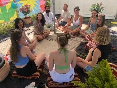 Ein Platz am Festival zur Meditation mit vielen Mädchen, die gemeinsam meditieren.