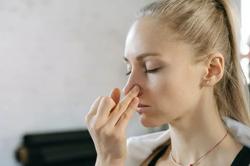 Ein Mädchen, das Yoga Atemtechniken nutzt, um sich während des Tages zu entspannen.