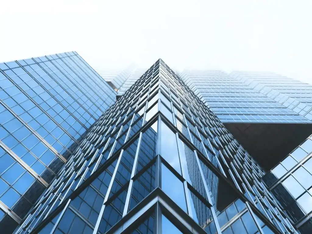 Ein Business-Gebäude, das aus Glas besteht und viele Etagen hat.