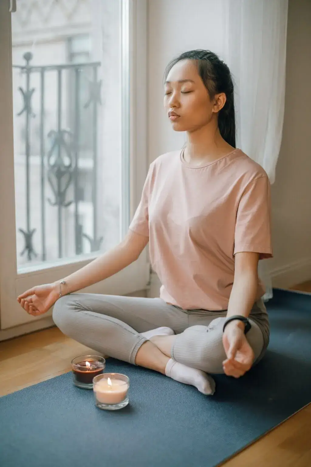 Ein asiatisches Mädchen sammelt Erfahrung in Meditation.