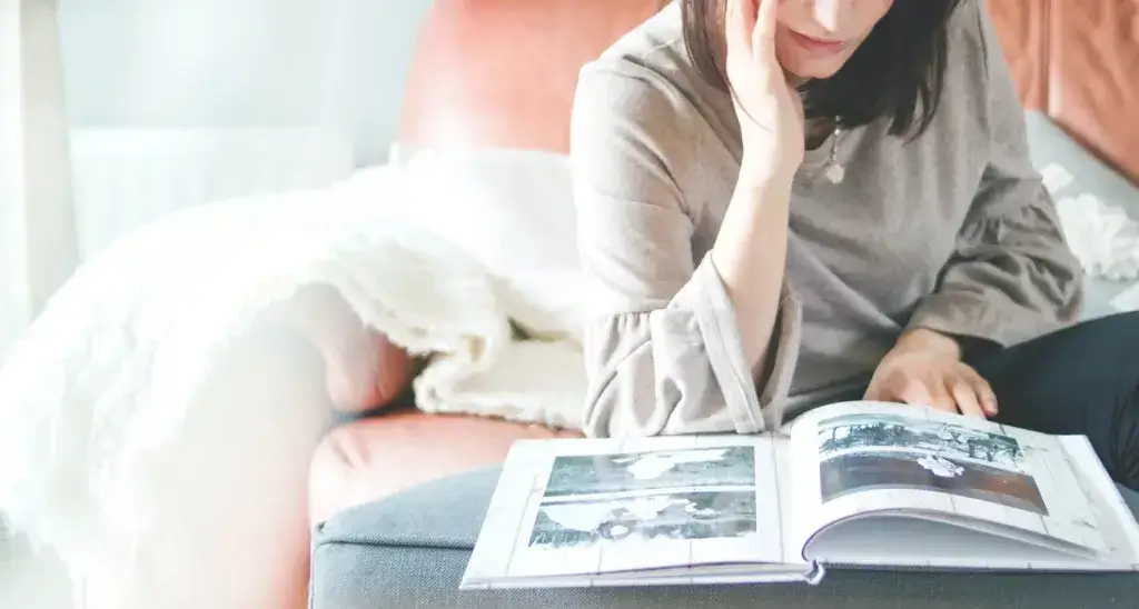 Entwickele dein Gehirn: man liest ein Buch auf einem Sofa.