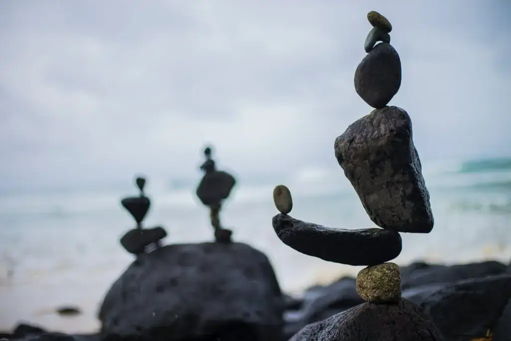 Steine am Meer: Trainieren unseres Geistes ist durch Meditation eine Möglichkeit zu neuer Lebensfreude.