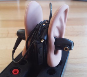 abgestecktes Kabel vom linken Ohrhörer.