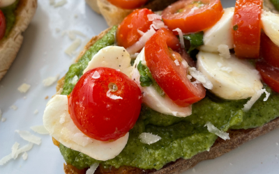 Bruschetta med tomat og basilikum pesto
