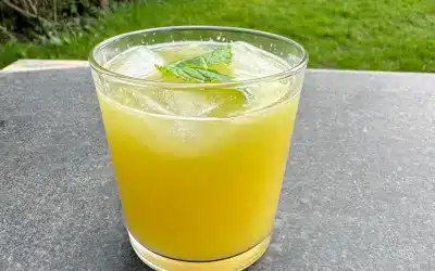 Ananas juice med mynte og lime