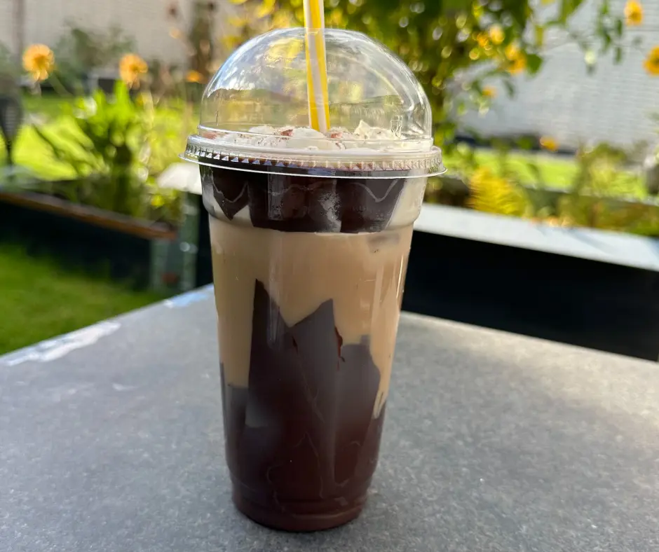 Iskaffe opskrift med sirup og krakeleret chokolade – Nem ice coffee