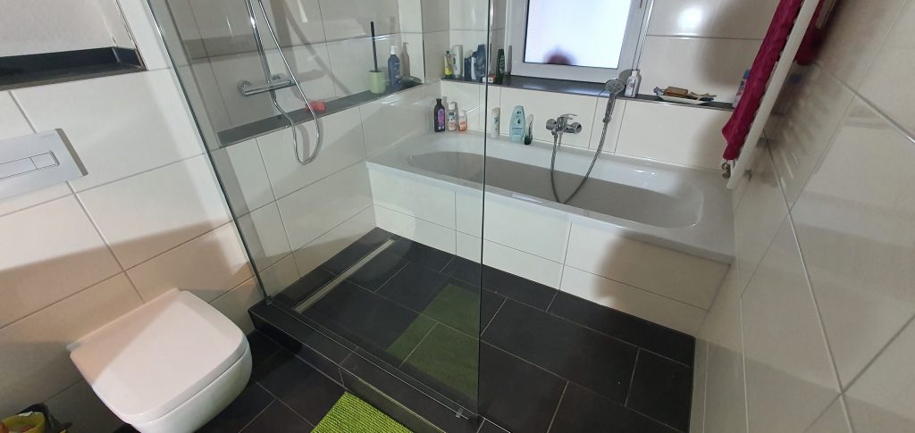 neu gefliestes Badezimmer mit Badewanne