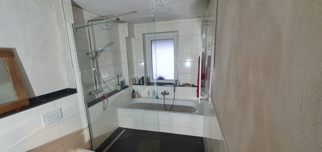 neu gefliestes Badezimmer mit Badewanne