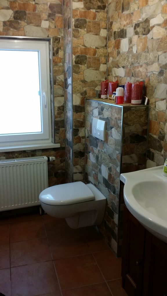 Bad mit Wänden in Stein-Optik