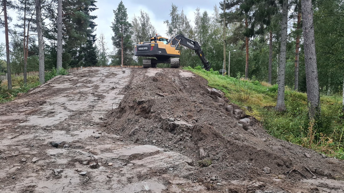 Staketbacken har breddats med nergrävda stenar vilket möjliggör flera spåralternativ t.ex. för sprinttävlingar.