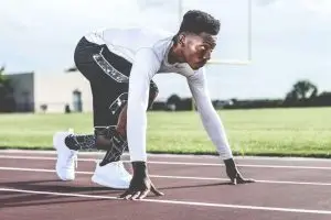 Person klar til sprintstart på løbebane