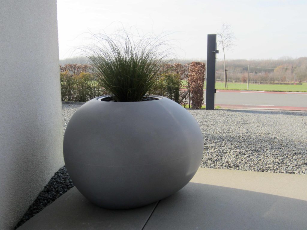 Bloembak in de voortuin als designobject