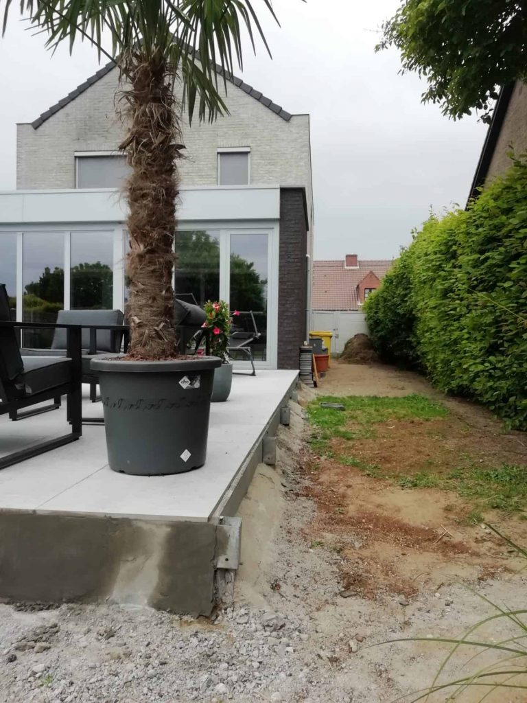 Tuinwand naast bestaand terras plaatsen Tuinwand naast bestaand terras plaatsen