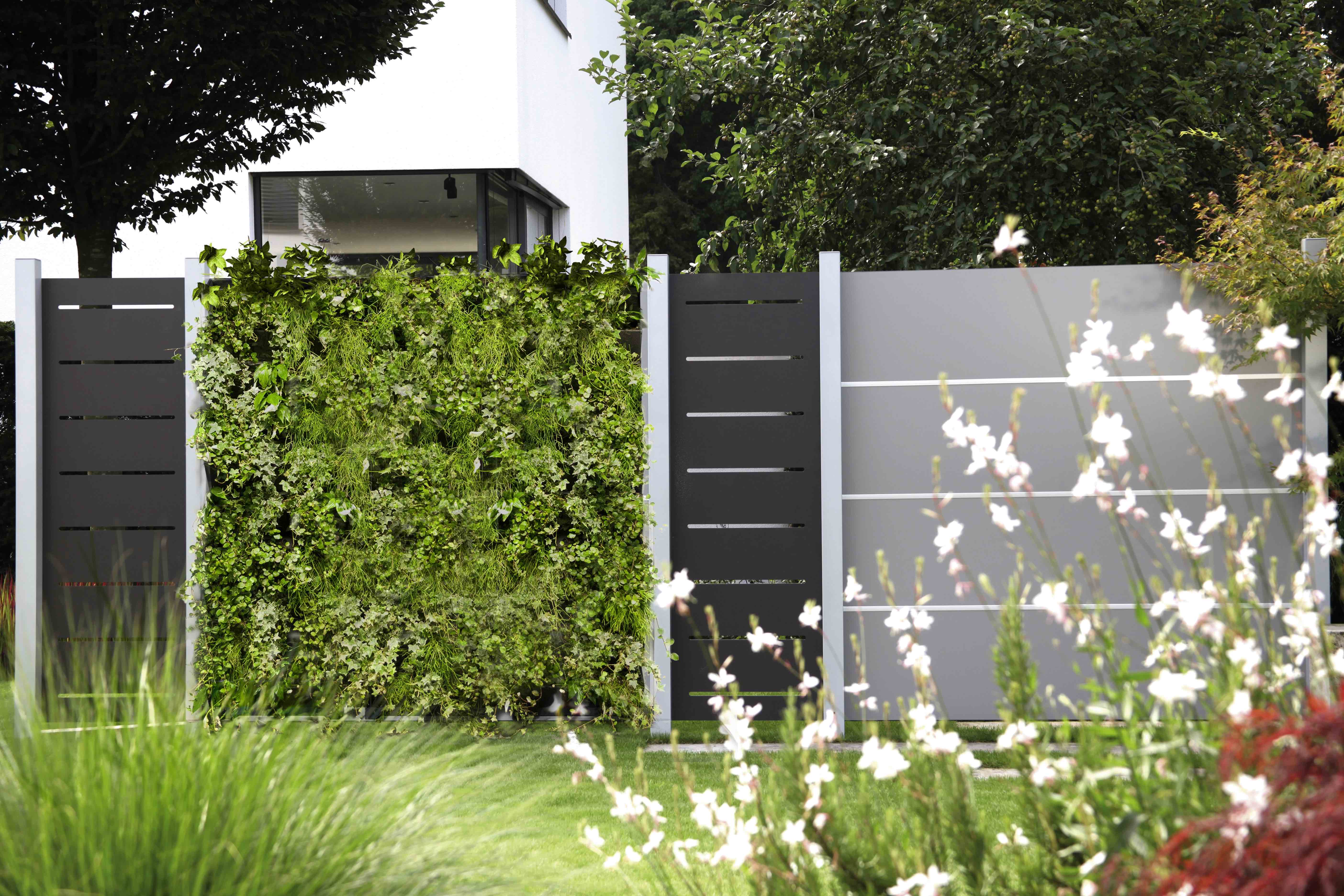 MiBaveno Living Fence verticale groenwand geïntegreerd in tuinwand