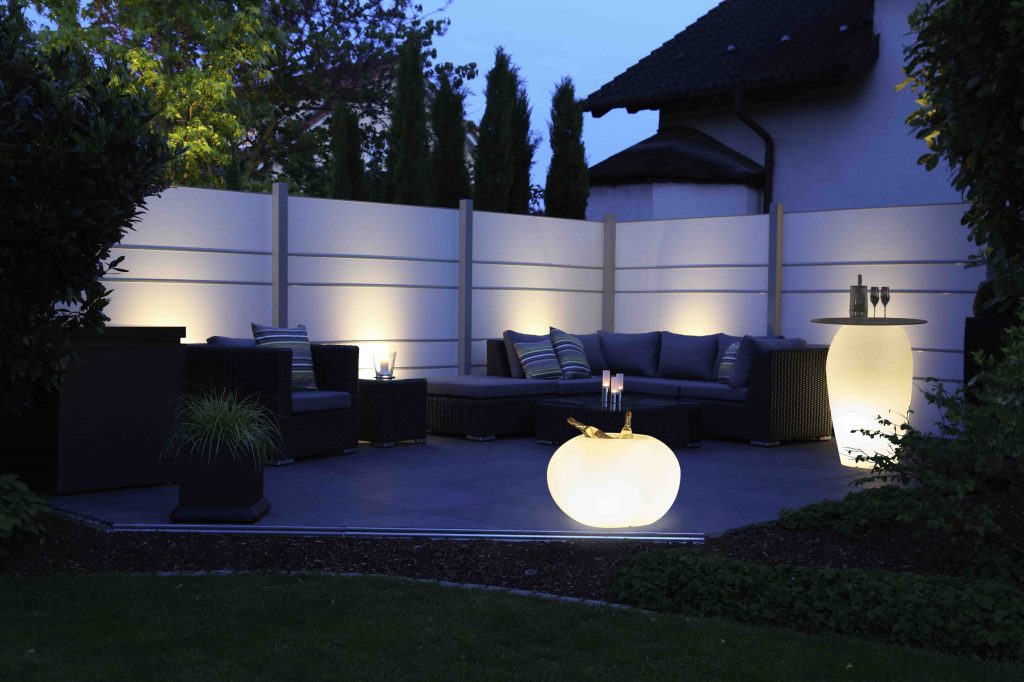 Tuinwand creëert gezellige zithoek met de juiste verlichtingsobjecten Tuinwand creëert gezellige zithoek met de juiste verlichtingsobjecten