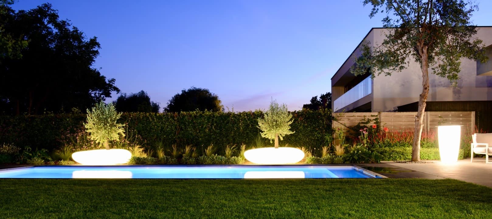 Designverlichting rond het zwembad.
