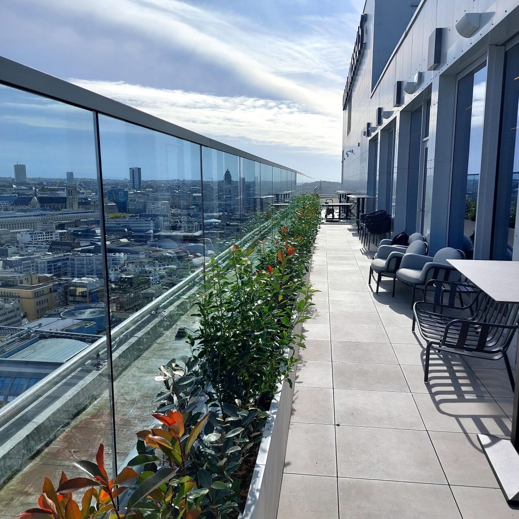 Plantenbakken op buitenterras Smalle plantenbakken op dakterras buitenomgeving hotel