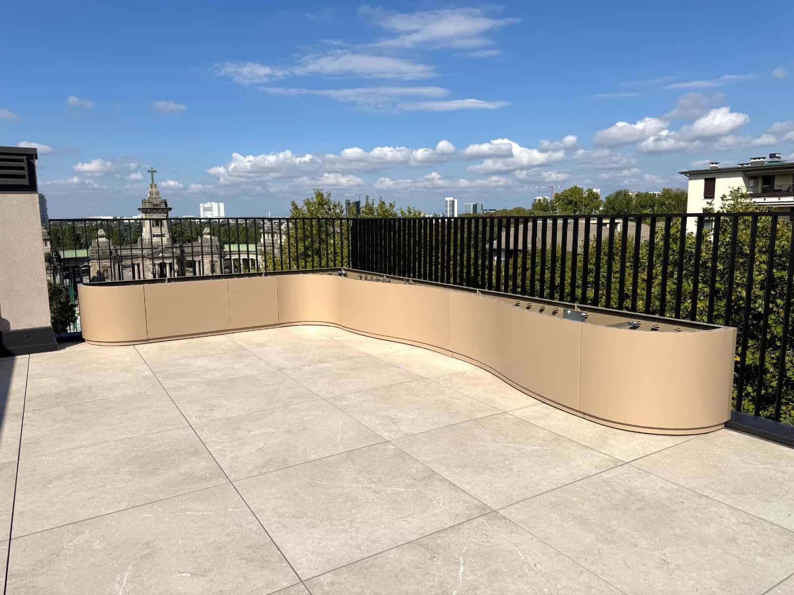 Opbouw plantenbak met golvende vormen op dakterras