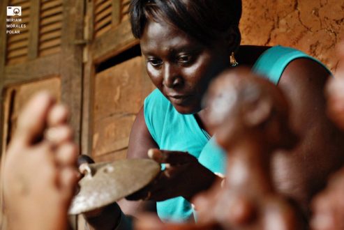 Mujer artesana de Ediungou Senegal