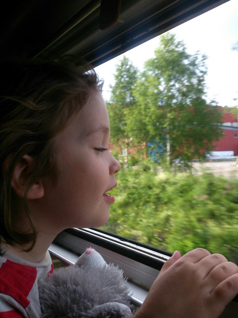 Interrail Kind am offenen Zugfenster, Fahrtwind geniessen